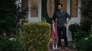 The Woman in the House Across the Street from the Girl in the Window 1. sezon 6. bölüm görseli