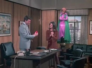 Bewitched 8. sezon 26. bölüm görseli