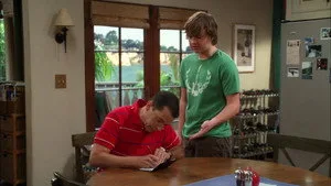 Two and a Half Men 8. sezon 5. bölüm görseli