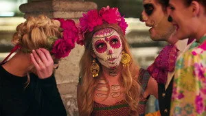 Made in Mexico 1. sezon 3. bölüm görseli