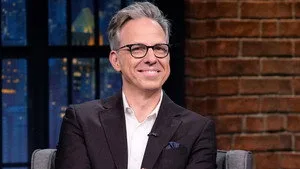 Late Night with Seth Meyers 13. sezon 1. bölüm görseli