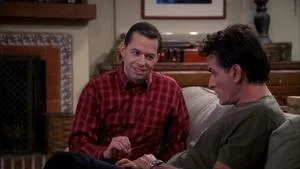 Two and a Half Men 8. sezon 16. bölüm görseli