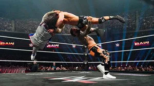 WWE Raw 33. sezon 12. bölüm görseli