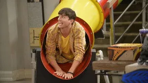 Two and a Half Men 12. sezon 5. bölüm görseli