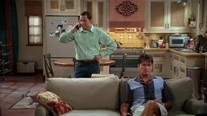 Two and a Half Men 6. sezon 9. bölüm görseli