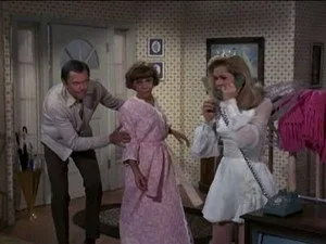 Bewitched 7. sezon 16. bölüm görseli