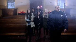 Pretty Little Liars 1. sezon 22. bölüm görseli