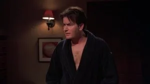 Two and a Half Men 6. sezon 15. bölüm görseli