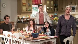 Modern Family 9. sezon 20. bölüm görseli
