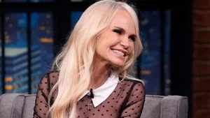 Late Night with Seth Meyers 13. sezon 77. bölüm görseli
