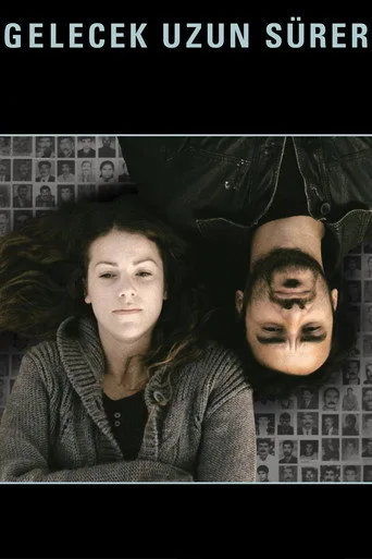 Gelecek Uzun Sürer (2011) posteri
